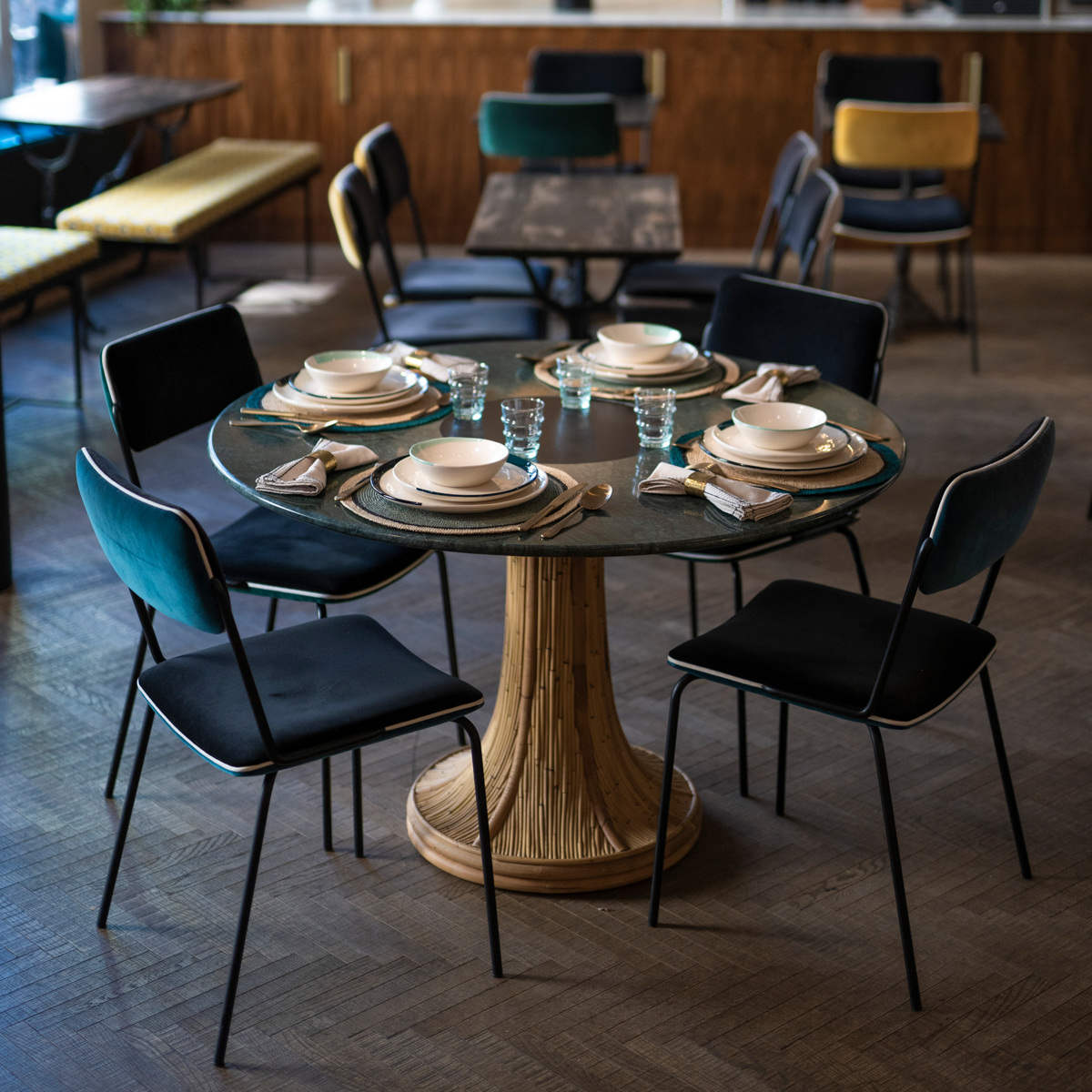 Table Haute à Manger Riviera, Vert / Naturel - ø120 x H74 cm - Marbre de Carrare / Rotin - image 6