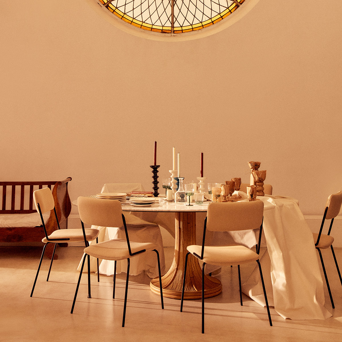 Table Haute à Manger Ovale Riviera, Blanc / Naturel - L199 x l125 x H74 cm - Marbre de Carrare / Rotin - image 5