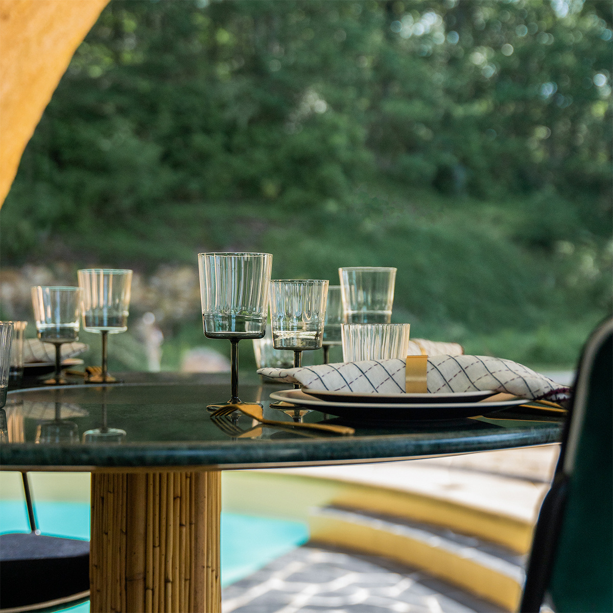 Table Haute à Manger Riviera, Vert / Naturel - ø120 x H74 cm - Marbre de Carrare / Rotin - image 5